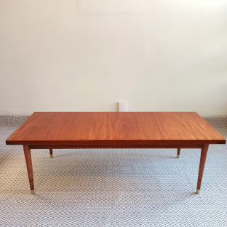 un mueble vintage mesa de centro