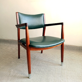 un mueble vintage silla de madera
